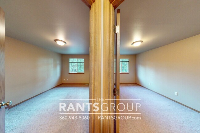 Building Photo - Great Location!  Quiet Neighborhood!