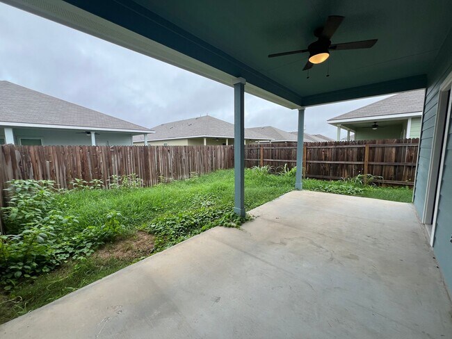 Building Photo - Luxury 3/2 Duplex in Seguin, Texas