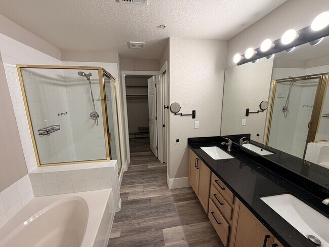 Building Photo - 7401 W Arrowhead Clubhouse Dr