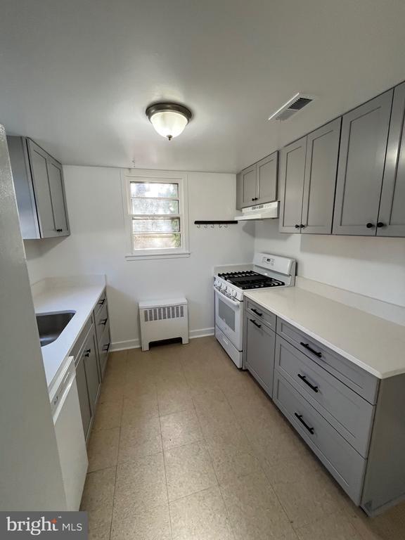 Building Photo - 1331 E Longview Dr