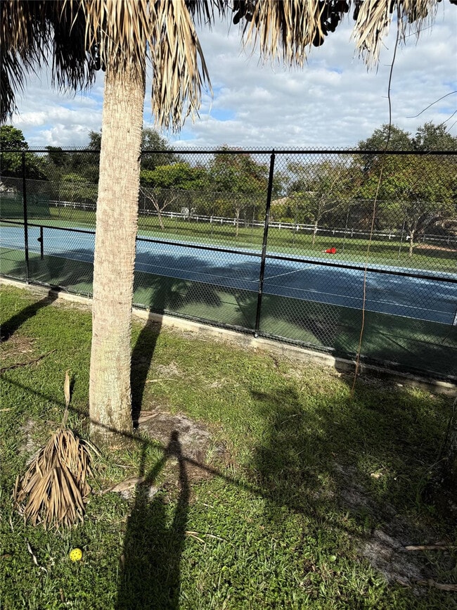 Building Photo - 2033 Coral Ridge Dr