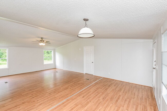 Building Photo - Double wide and magnificent Mobile Home in...