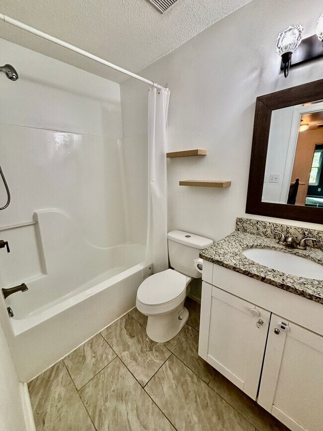 Building Photo - 4 bedroom/ 2.5 bathroom- Village Square of Williamsburg