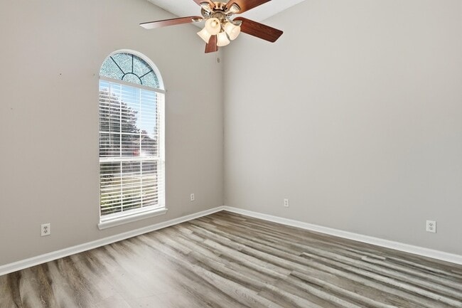 Building Photo - 10 Chamois Ct