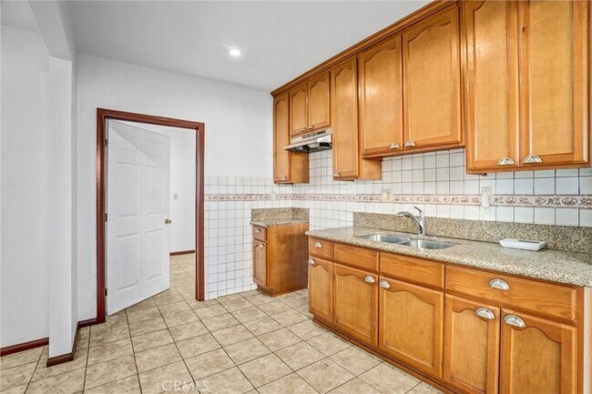 Building Photo - 313 N Hicks Ave