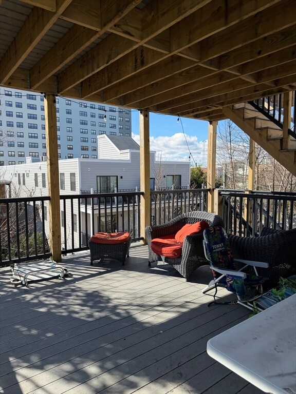 Building Photo - 415 E 7th St