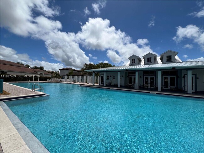 Building Photo - 3910 NE 13th Dr