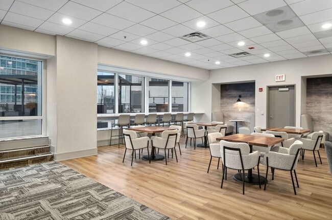 Building Photo - 512 N McClurg Ct