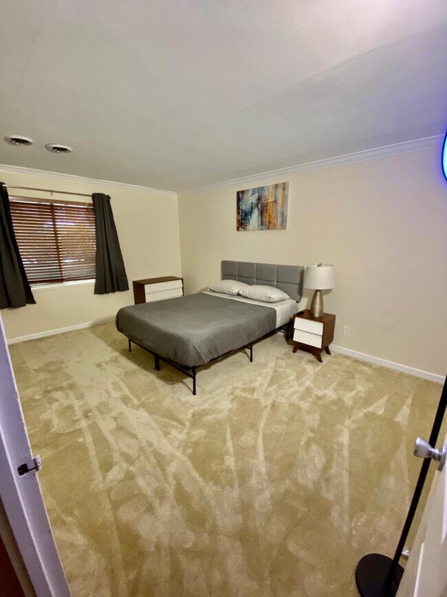 Building Photo - 2624 Redcoat Dr