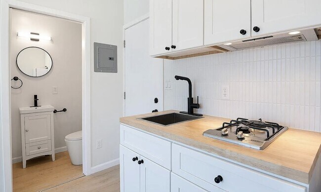 Building Photo - 1520 W 8th St Apartments