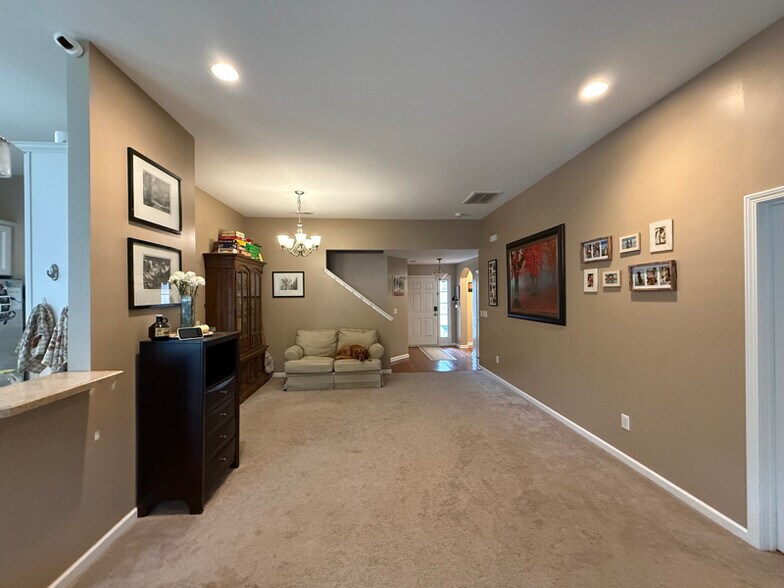 Building Photo - 610 Parkwood Dr