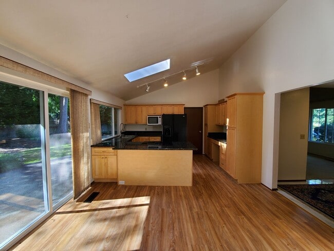 Building Photo - Prime Redmond Rambler 3 Bed/Large Yard