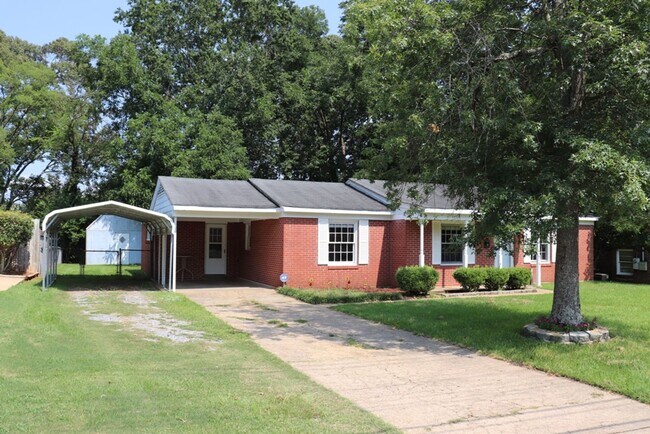 Building Photo - Charming 3-Bedroom + BONUS SUNROOM