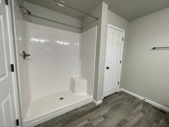 Building Photo - Beautiful 3 Bedroom Townhome in South Bismarck!
