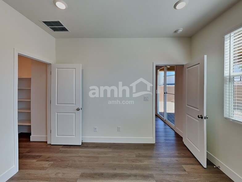 Building Photo - 870 English Primrose St