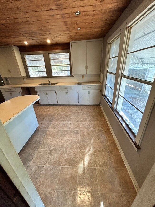 Building Photo - 102 E Charlotte Ave