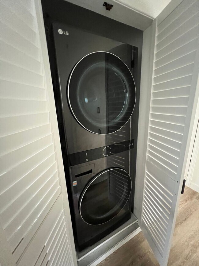 Building Photo - Stunning 1-bed unit with washer/dryer just completed!