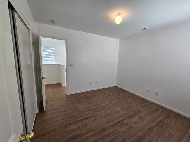 Building Photo - 3 Bedroom Updated Townhouse