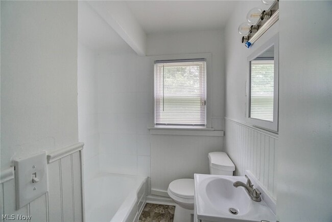 Building Photo - 1343 Victory Dr