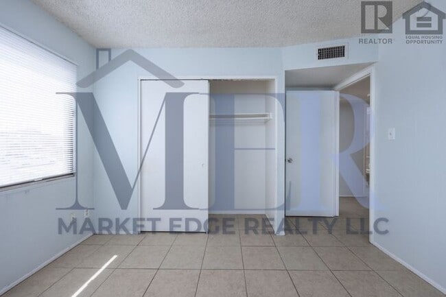 Building Photo - 3Bed/1Bath Home at 48th St/Broadway! $399 ...