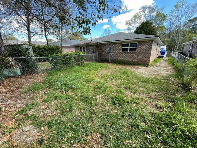 Building Photo - 2 bed / 1 bath ~ Just off of HWY 61