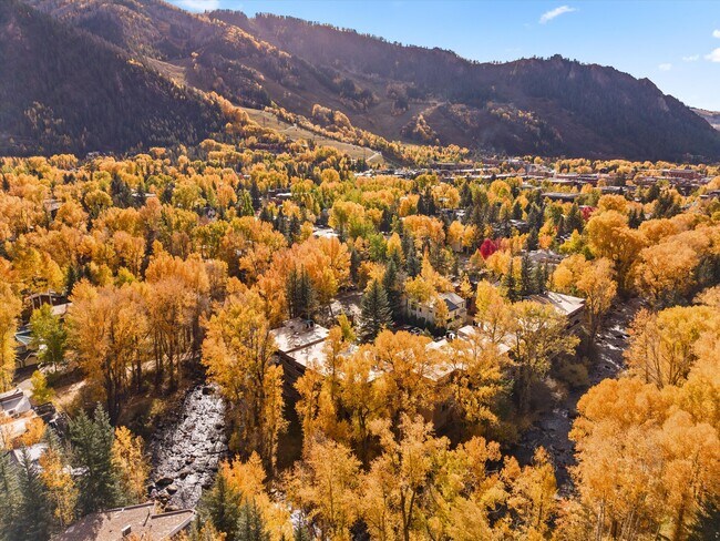 Building Photo - 1020 E Hopkins Ave