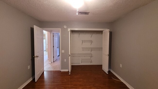 Building Photo - 2 bedroom 1 bath townhouse available for r...