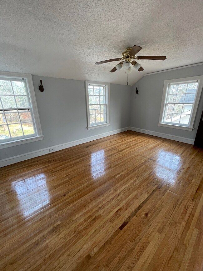 Building Photo - 611 Lincoln Pky