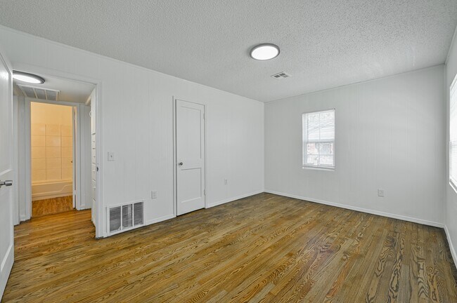 Building Photo - 713 NE 34th Terrace