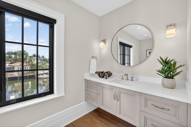 Building Photo - 400 Mola Ave