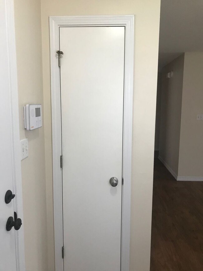 Building Photo - Convenient Location to Hulrburt Field