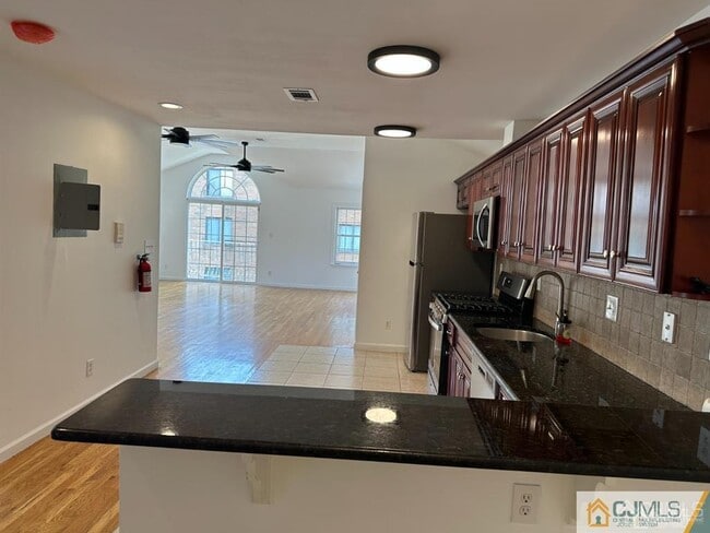 Building Photo - 2024 Grand Ave