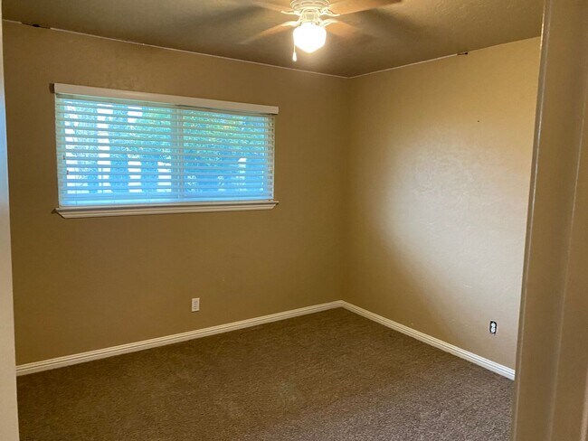 Building Photo - Country living and space!