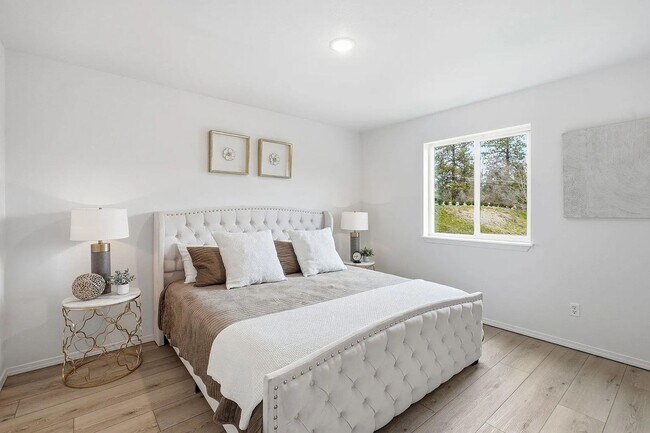 Building Photo - Spacious 4-Bed / 3-Bath South Hill Home — Views, Central A/C, Attached Garage