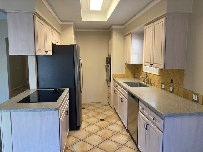 Building Photo - 9250 Rockhurst Dr