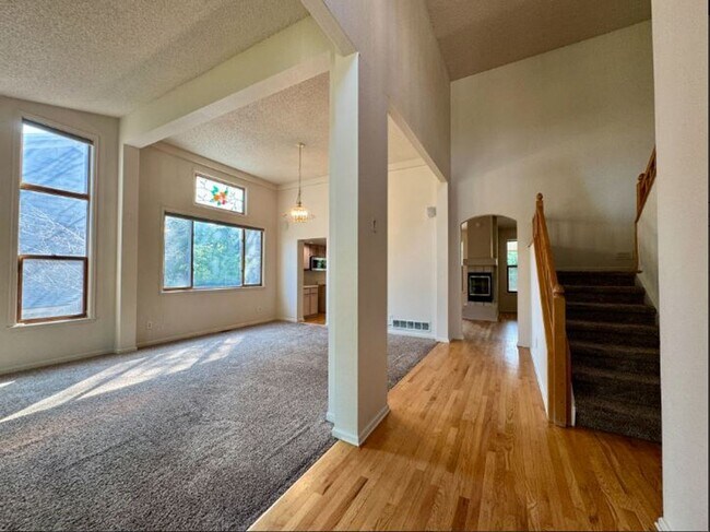Building Photo - 2404 S Holman Cir