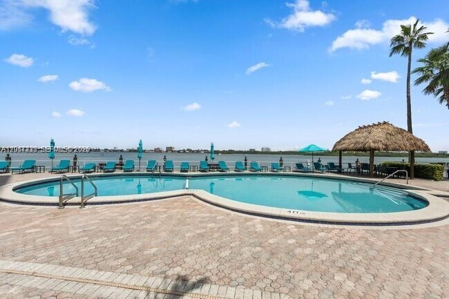 Building Photo - 10350 W Bay Harbor Dr