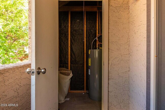 Building Photo - Beautiful Scottsdale 1 Bedroom Apartment!