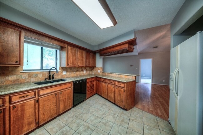 Building Photo - 25 Shady Oak Ln