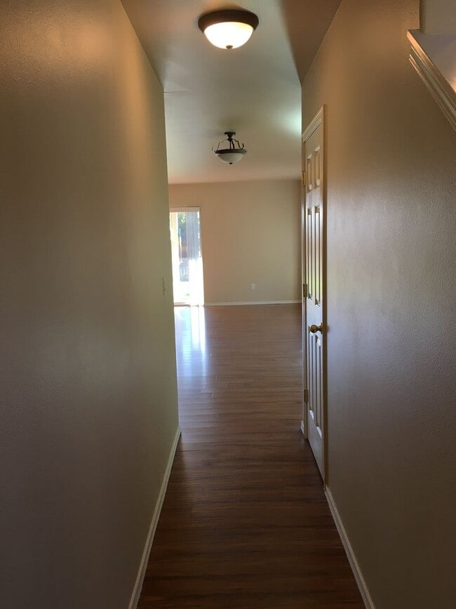 Building Photo - 3 Bedroom Duplex in SW Redmond