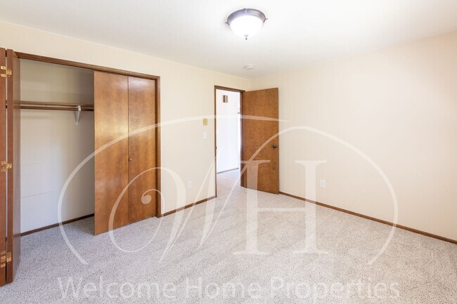 Building Photo - Updated 2 Bedroom Home in Quiet Neighborhood
