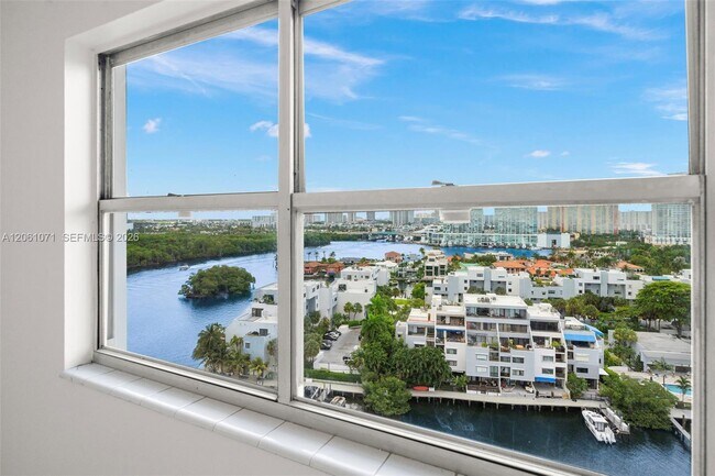 Building Photo - 400 Kings Point Dr
