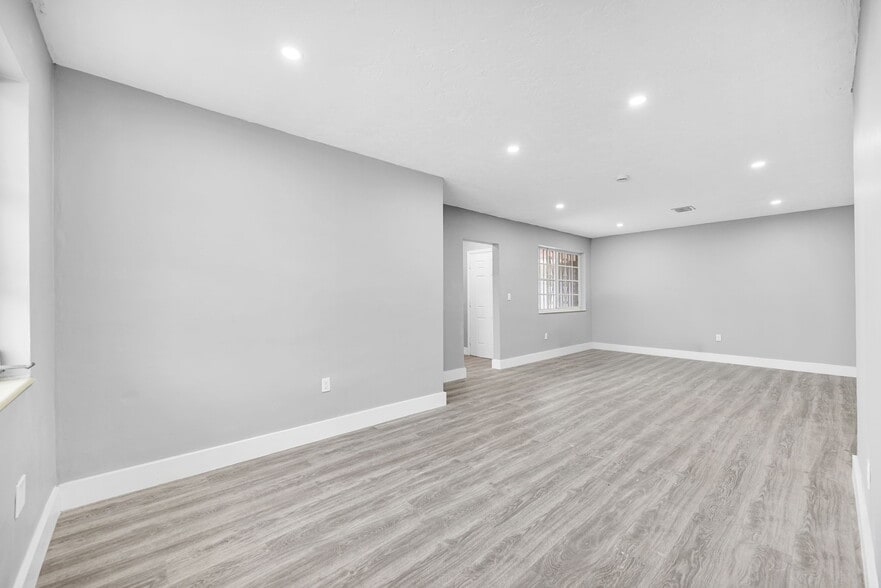 Building Photo - 643 NE 149th St