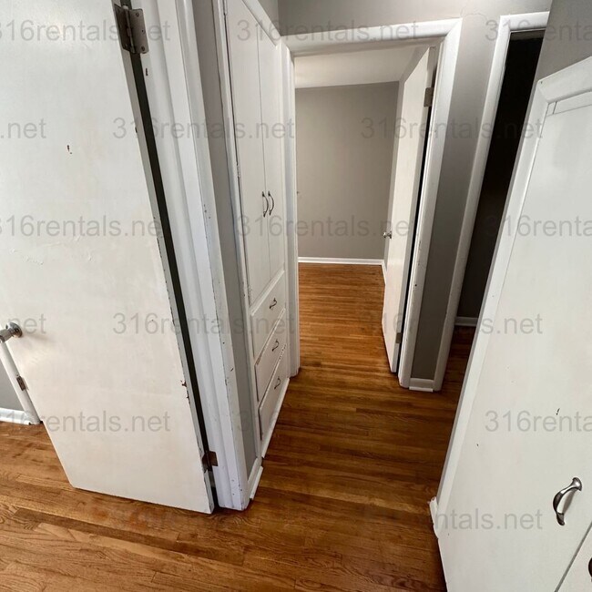 Building Photo - $1200 – 3 Bed + Bonus Room, 1 Bath | Singl...