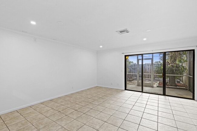 Building Photo - 814 Hill Dr