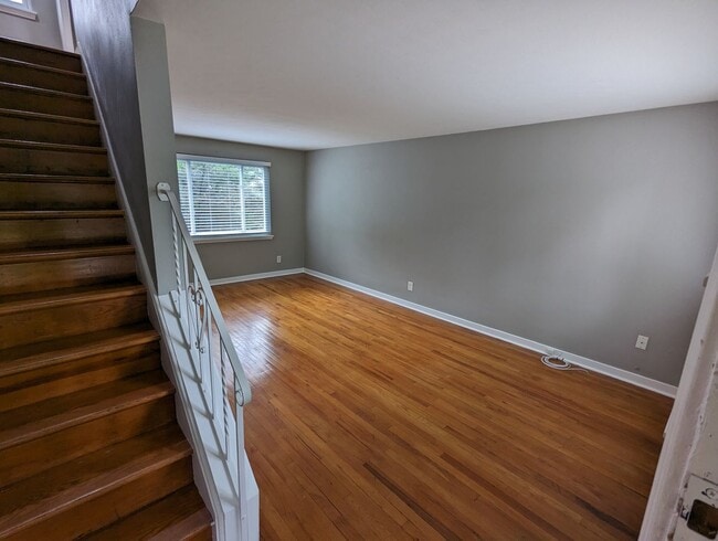 Building Photo - Cozy 2 Bedroom House near Riverview Park