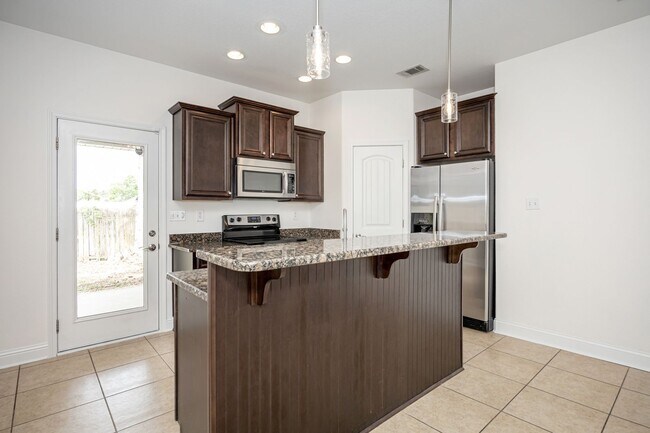 Building Photo - Charming Home Move-in Ready!