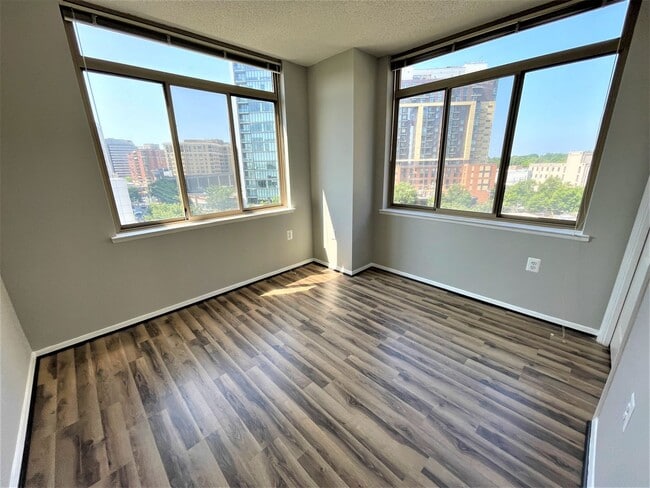 Building Photo - Large 2 Bedroom/1 Bath WITH PARKING
