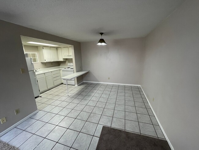 Building Photo - Studio apartment 1/2 block from campus! Re...