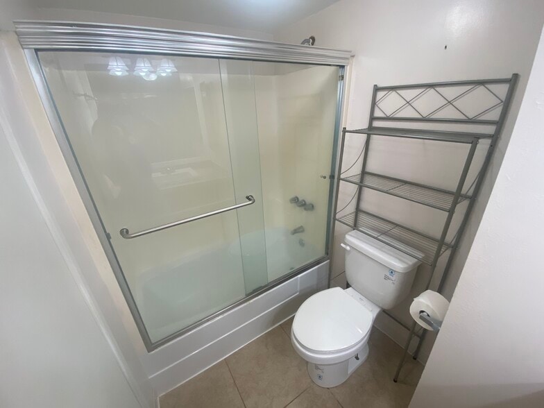 2nd Bathroom-2 - 531 Hahaione St